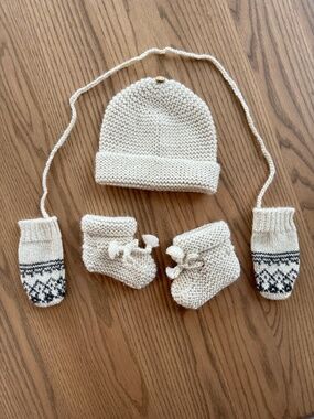 Bonpoint Newborn Hat, Mitten, Booties Set